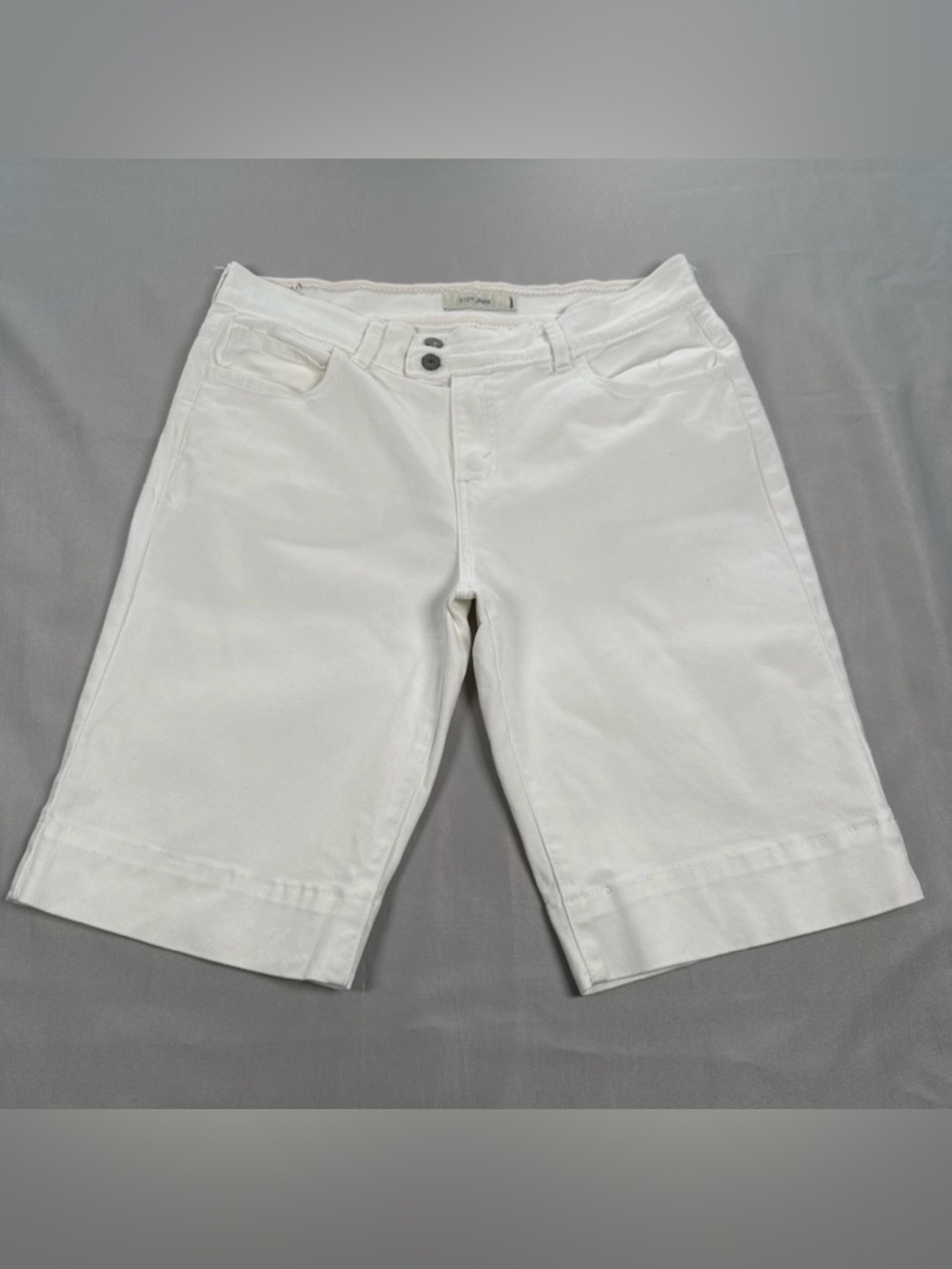 Y2K ‘09 Levi’s 515 Shorts Women 10 Wide Leg Wide Waistband Wide Hem Flap Pockets